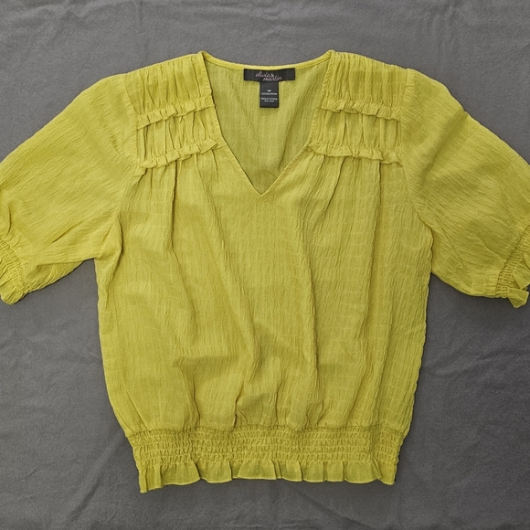 Women's size Medium Bright Spring Summer Top Yellow with Rushing - Picture 5 of 12